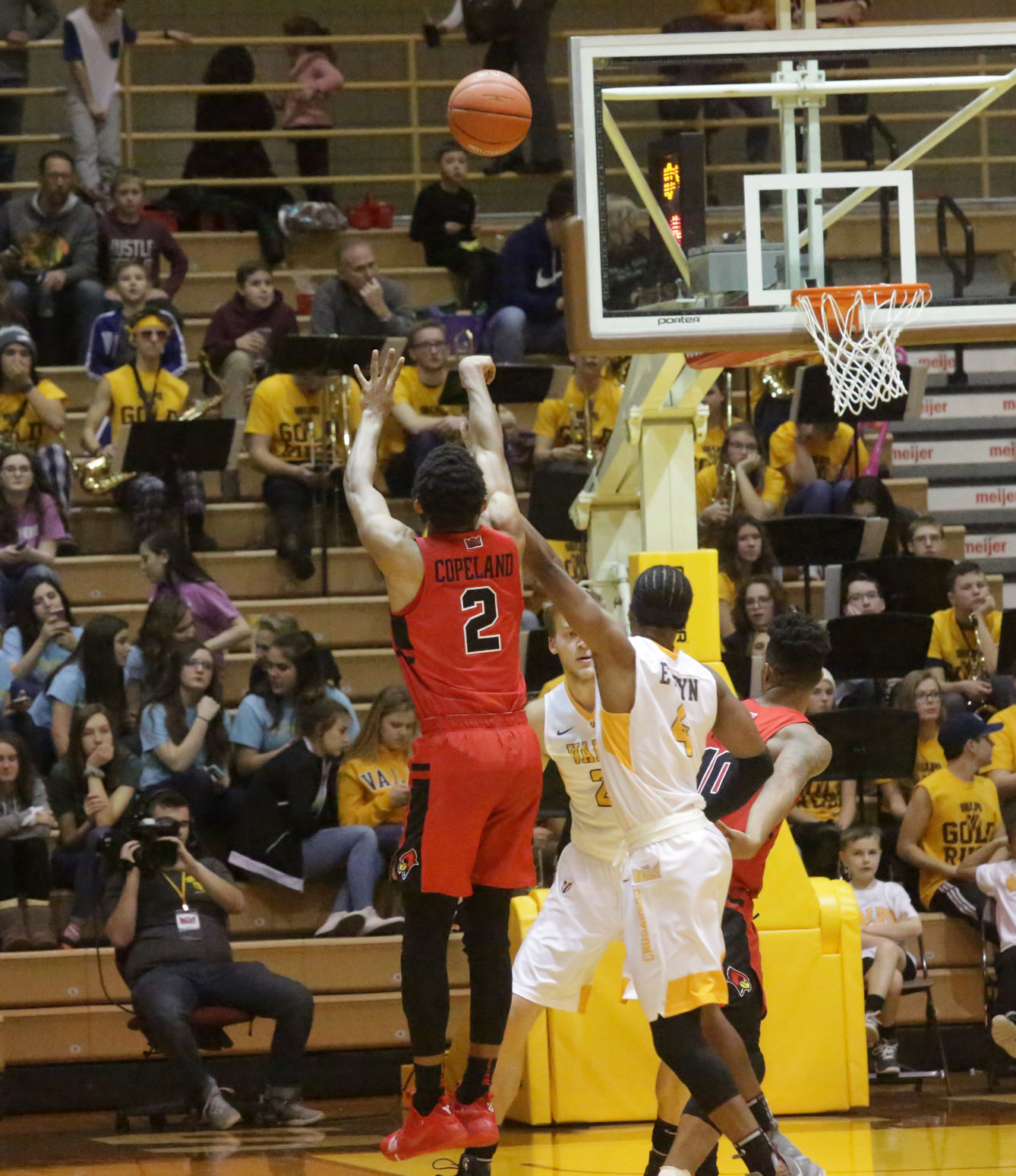 Valparaiso University beats Illinois State in men's basketball